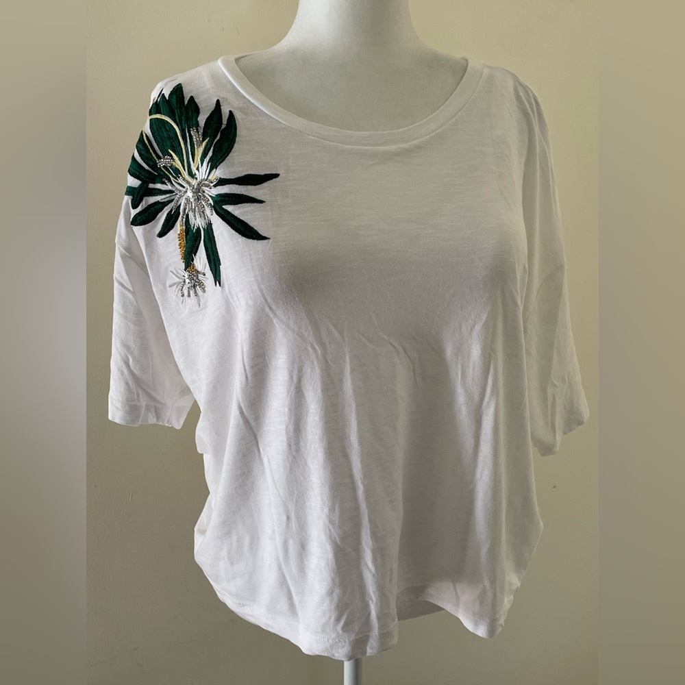 Anna Glover /H&M cropped tee w/embroidery/beaded/sequined detail in medium